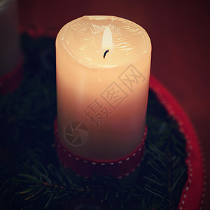 美丽的圣诞烛光和蜡烛 圣诞节冬季的概念 圣婴节 假期 装饰风格图片