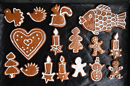 捷克传统的圣诞饼干 手装饰和烤制的蜂蜜姜饼加糖霜 雪花 蛋糕图片