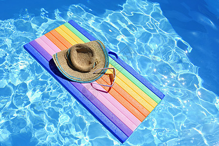 阳光明媚的天气下 太阳镜 李洛和帽子在水面上 夏季旅行和度假背景 假日戏剧 天堂 天空图片