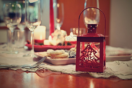 精美的圣诞假期餐桌 糖果 蜡烛和圣诞装饰品 - 在平安夜装饰家居 树 盘子图片