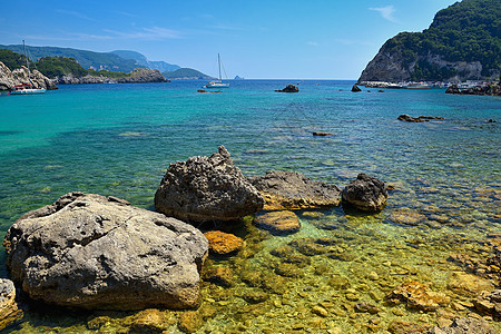 美丽的海滩和小船 有海湾的干净的海 旅行 度假和旅游的概念 暑假和游泳的好地方 科孚岛 希腊 海岸 蓝色的图片