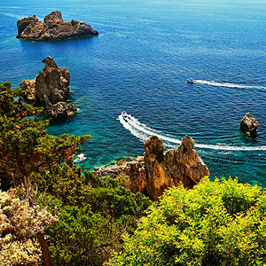 美丽的海滩和小船 有海湾的干净的海 旅行 度假和旅游的概念 暑假和游泳的好地方 科孚岛 希腊 石头 欧洲图片