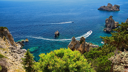 美丽的海滩和小船 有海湾的干净的海 旅行 度假和旅游的概念 暑假和游泳的好地方 科孚岛 希腊 海岸 夏天图片