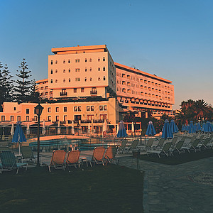 美丽的酒店 -日落时的海滩度假胜地 夏季旅行和假期背景 希腊克里特 夏天 游泳图片