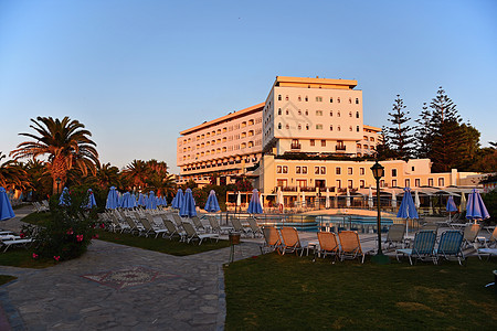 美丽的酒店 -日落时的海滩度假胜地 夏季旅行和假期背景 希腊克里特 旅游 自然图片