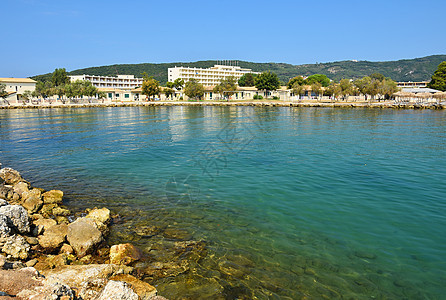 美丽的海滩和小船 有海湾的干净的海 旅行 度假和旅游的概念 暑假和游泳的好地方 希腊科孚岛 海岸 假期图片