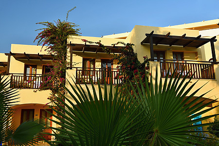 美丽的酒店 -日落时的海滩度假胜地 夏季旅行和假期背景 希腊克里特 椅子 天空图片