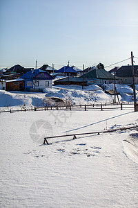 冬季暴风雪过后下了很多雪 被困在雪中的房子里 森林 寒冷的图片