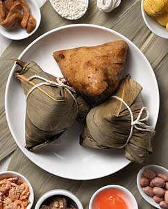松子 龙船节的美味传统大米面料理 可口 竹子图片