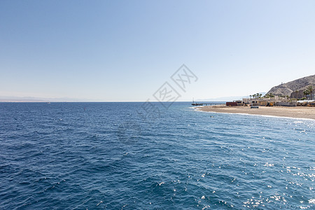 红海 以色列高天使伊拉特市的海滩 水面上方的珊瑚礁景象 中东 埃拉特图片