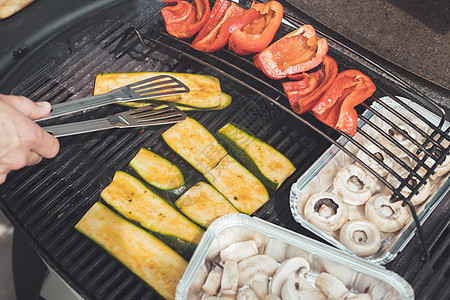 周末的蔬菜BBQ 烤奶酪和蔬菜 在煤气烤架上 门外 热的 派对图片