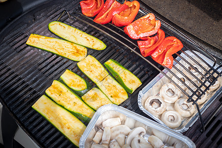 周末的蔬菜BBQ 烤奶酪和蔬菜 在煤气烤架上 门外 空闲时间 烧烤图片