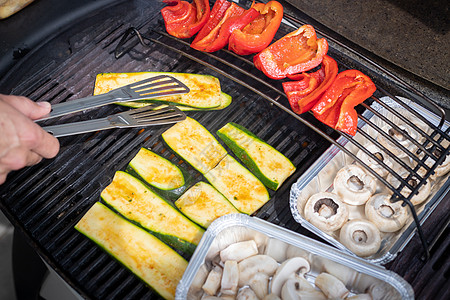 周末的蔬菜BBQ 烤奶酪和蔬菜 在煤气烤架上 门外 野营 酒吧图片