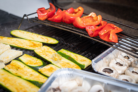周末的蔬菜BBQ 烤奶酪和蔬菜 在煤气烤架上 门外 烹饪 野餐图片