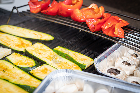 周末的蔬菜BBQ 烤奶酪和蔬菜 在煤气烤架上 门外 派对 团聚图片