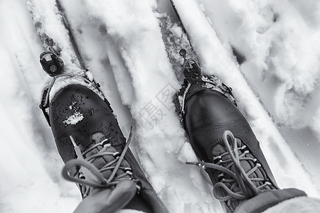 雪地上的滑雪靴和滑雪鞋 国家 闲暇 旅游 男人 追赶图片