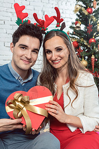 女人和男人爱上礼物过圣诞节的礼物背景图片