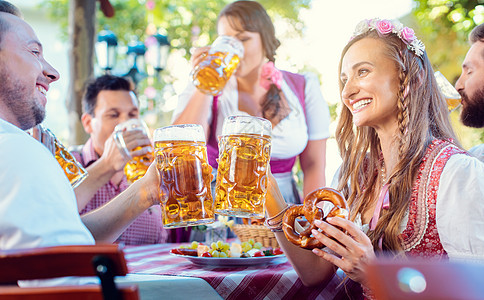 在巴伐利亚酒吧 杯子和大量啤酒连在一起 酒馆图片
