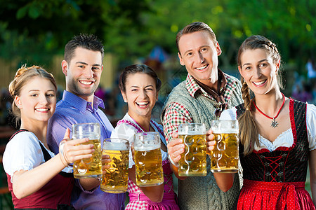 在啤酒园 - 朋友喝啤酒 庆祝 快乐的 德国 酒精图片