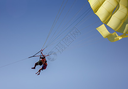 投放 乘降落伞飞越海面 帆伞运动 游客 健康 船图片