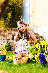 与复活节兔子一起捕猎复活节鸡蛋的女孩 水仙花图片