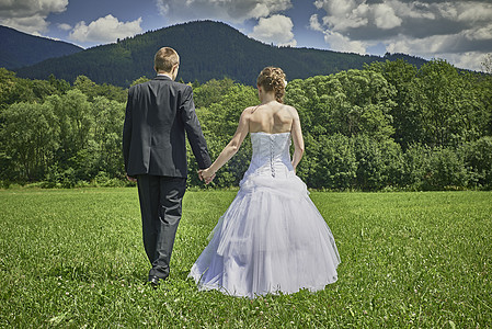 唯美婚纱在草原上的新婚夫妇 男人 头发 夫妻 婚姻 山 自然背景