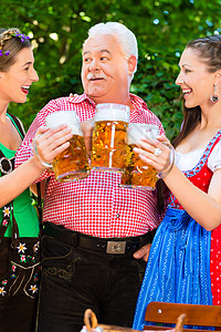 在啤酒花园 - 朋友在巴伐利亚喝啤酒 女性背景