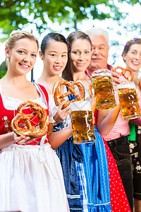 啤酒花园-朋友在巴伐利亚酒吧喝酒 节日 女性图片