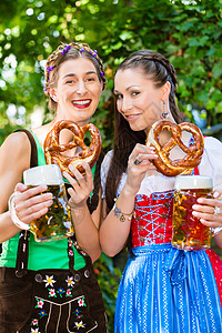 在啤酒花园 - 朋友在巴伐利亚喝啤酒 戏服图片