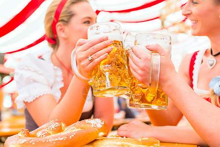 在Oktoberfest喝巴伐利亚啤酒的朋友 帐篷 雷根斯堡图片