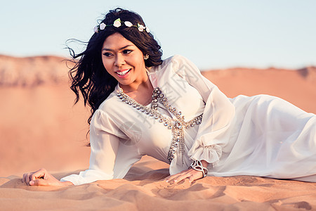 妇女躺在阿拉伯沙漠的沙沙中 沙丘 日落 说谎 年轻的图片