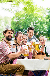 巴伐利亚啤酒花园的朋友 夏天喝着酒 户外 眼镜图片