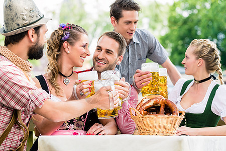 巴伐利亚啤酒花园的朋友 夏天喝着酒 德国 慕尼黑啤酒节图片