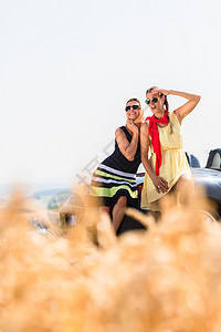 妇女在可自由驾驶的汽车上玩乐 休息 公路旅行图片