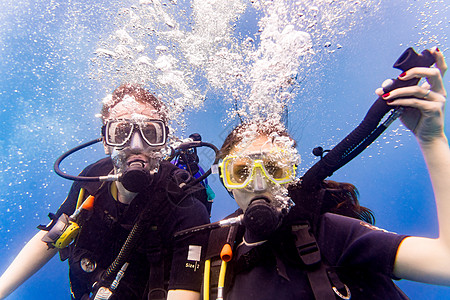 男人和女人在热带海中潜水的潜水员 调节器 亚洲图片