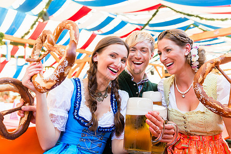 在巴伐利亚啤酒帐篷里 和巨型甜饼的朋友 快乐的图片