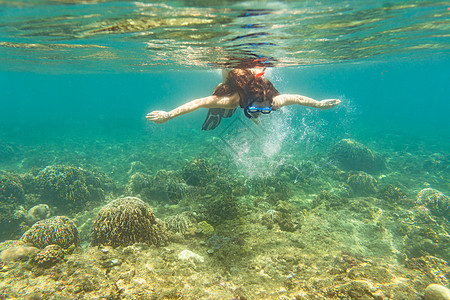 妇女在热带海平面上漂浮 水下世界 女孩 水上运动 蓝色的 东南亚图片