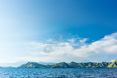 与印度尼西亚弗洛雷斯岛海岸线相接的长膜海景背景图片