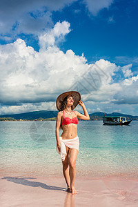 在暑假期间装扮时笑着微笑的时尚年轻女子 小巽他群岛图片