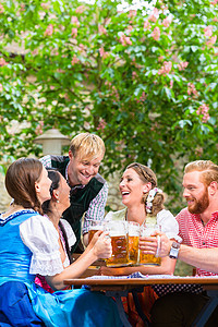 啤酒园里的朋友杯子缠在一起 喝 女士 成人 啤酒杯图片