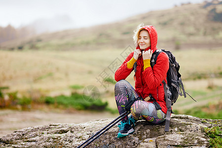 山上岩石上休息的隐身女孩 秋天风日 旅游和健康生活方式在户外游荡 游客 假期图片