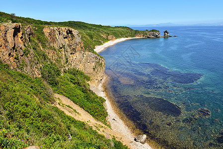 山脉 沙滩和超大海的绿色植被 以及高山和蓝色天空的海景 旅游 海岸图片