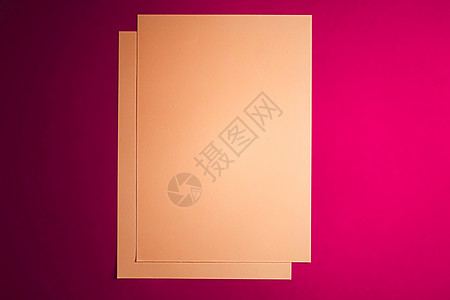 空白A4纸 粉红背景的棕褐色作为办公文文具平板 豪华品牌平铺牌和模型品牌设计 邮件 小样图片