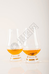 带有蝎子的单一麦芽威士忌 玻璃杯中的单一麦芽威士忌 黑色背景 斯佩塞威士忌 安全图片