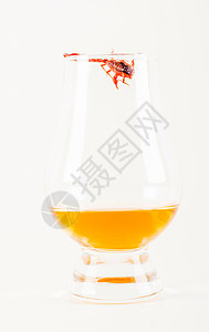 带有蝎子的单一麦芽威士忌 玻璃杯中的单一麦芽威士忌 黑色背景 威士忌酒 乐趣图片