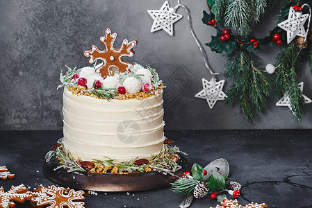 圣诞蔓越莓层蛋糕 美味的圣诞蔓越莓夹层蛋糕 上面有加糖的迷迭香小枝 蔓越莓 椰子球和姜饼曲奇 选择性焦点 复制空间图片