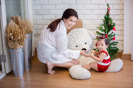 穿着圣诞装饰的可爱女婴全长穿着圣诞服装盛装满天花 婴儿 幸福图片