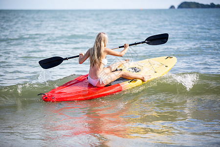 站起来桨板上的女人 在温暖的夏日海滩度假期间玩得开心 活跃的女人 冲浪者 冲浪图片