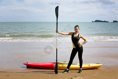 站起来桨板上的女人 在温暖的夏日海滩度假期间玩得开心 活跃的女人 活动 健康图片