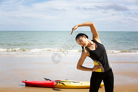 站起来桨板上的女人 在温暖的夏日海滩度假期间玩得开心 活跃的女人 冲浪者 热带图片